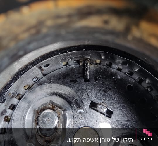 חלק פנימי של מכשיר מתכת עם ברגים וחלודה